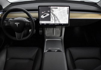 Подержанный автомобиль Tesla Model 3 2023 года (18 фото)