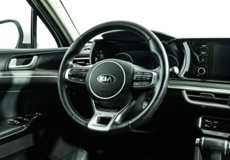 Подержанный автомобиль Kia K5 2021 года (18 фото)