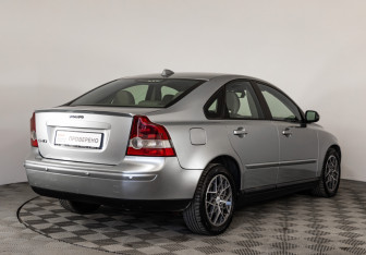 Подержанный автомобиль Volvo S40 2006 года (5 фото)