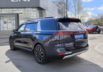 Подержанный автомобиль Kia Carnival 2021 года (6 фото)