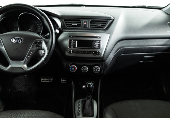 Подержанный автомобиль Kia Rio Hatchback 2016 года (14 фото)
