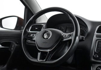 Подержанный автомобиль Volkswagen Polo Sedan 2016 года (14 фото)