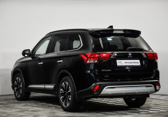 Подержанный автомобиль Mitsubishi Outlander 2021 года (7 фото)