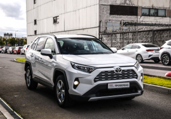 Подержанный автомобиль Toyota RAV4 2022 года (5 фото)