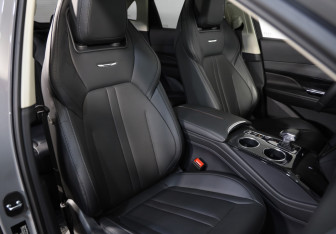 Подержанный автомобиль Hongqi HS3 2024 года (25 фото)