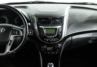 Подержанный автомобиль Hyundai Solaris Hatchback 2011 года (14 фото)