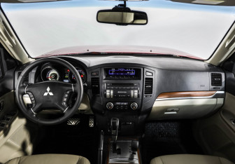 Подержанный автомобиль Mitsubishi Pajero 2007 года (10 фото)