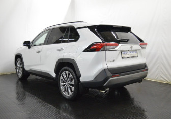 Подержанный автомобиль Toyota RAV4 2021 года (7 фото)