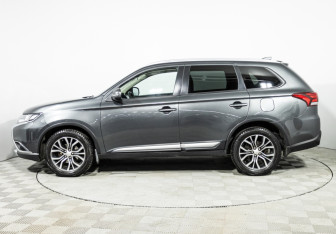 Подержанный автомобиль Mitsubishi Outlander 2017 года (8 фото)