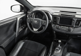 Подержанный автомобиль Toyota RAV4 2016 года (9 фото)