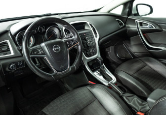 Подержанный автомобиль Opel Astra Hatchback 2013 года (11 фото)