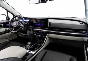 Подержанный автомобиль Kia Carnival 2021 года (10 фото)
