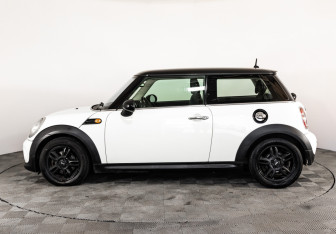 Подержанный автомобиль MINI Hatch 2011 года (8 фото)