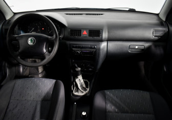 Подержанный автомобиль Skoda Octavia Liftback 2003 года (13 фото)