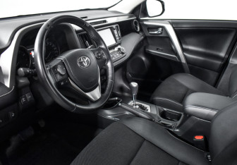 Подержанный автомобиль Toyota RAV4 2016 года (9 фото)
