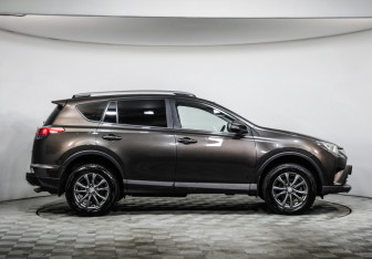 Подержанный автомобиль Toyota RAV4 2019 года (4 фото)