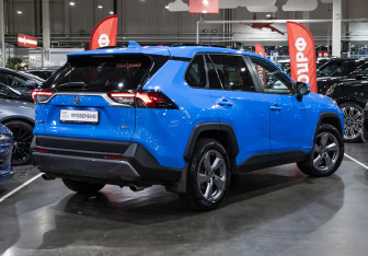 Подержанный автомобиль Toyota RAV4 2020 года (6 фото)
