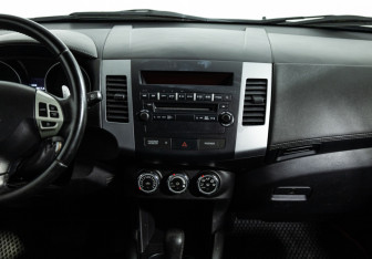 Подержанный автомобиль Mitsubishi Outlander 2012 года (14 фото)