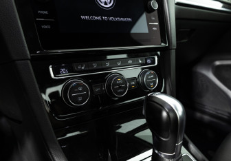 Подержанный автомобиль Volkswagen Golf Hatchback 2018 года (17 фото)