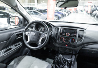 Подержанный автомобиль Mitsubishi L200 2022 года (16 фото)