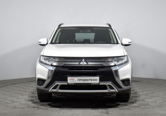 Подержанный автомобиль Mitsubishi Outlander 2021 года (2 фото)