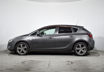 Подержанный автомобиль Opel Astra Hatchback 2012 года (8 фото)