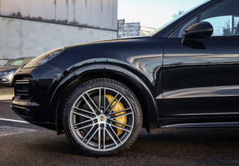 Подержанный автомобиль Porsche Cayenne 2021 года (10 фото)