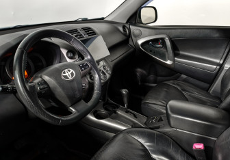 Подержанный автомобиль Toyota RAV4 2010 года (9 фото)
