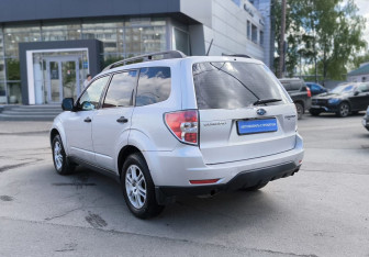 Подержанный автомобиль Subaru Forester Suv 2010 года (6 фото)
