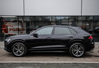 Подержанный автомобиль Audi Q8 2018 года (8 фото)
