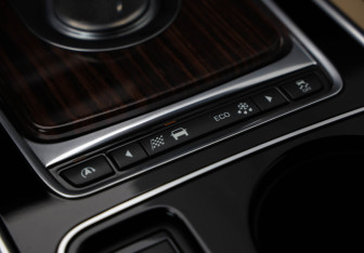 Подержанный автомобиль Jaguar XE 2015 года (19 фото)