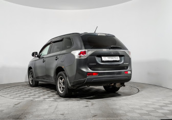 Подержанный автомобиль Mitsubishi Outlander 2013 года (7 фото)