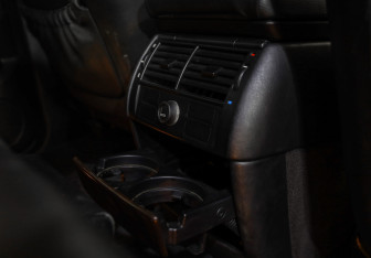 Подержанный автомобиль BMW X5 2005 года (27 фото)