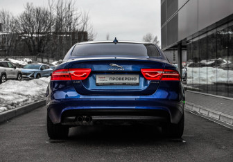 Подержанный автомобиль Jaguar XE 2015 года (6 фото)