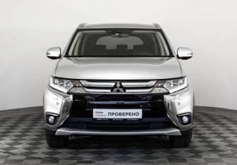 Подержанный автомобиль Mitsubishi Outlander 2018 года (2 фото)