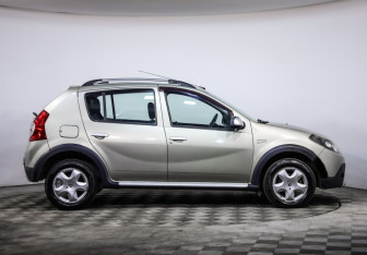 Подержанный автомобиль Renault Sandero 2012 года (4 фото)