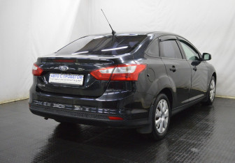 Подержанный автомобиль Ford Focus Sedan 2013 года (5 фото)