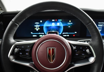 Подержанный автомобиль Hongqi E-HS9 2021 года (17 фото)