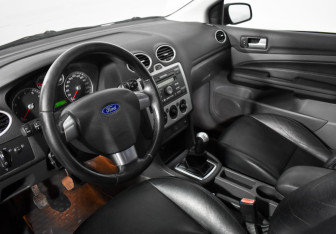 Подержанный автомобиль Ford Focus Hatchback 2006 года (9 фото)