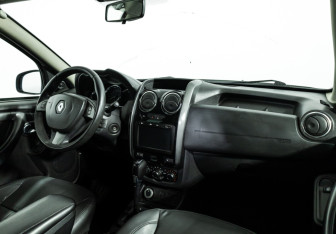 Подержанный автомобиль Renault Duster 2015 года (9 фото)