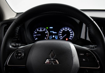 Подержанный автомобиль Mitsubishi Outlander 2017 года (6 фото)