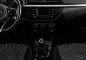 Подержанный автомобиль Kia Rio Sedan 2017 года (13 фото)