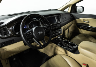 Подержанный автомобиль Kia Carnival 2019 года (11 фото)
