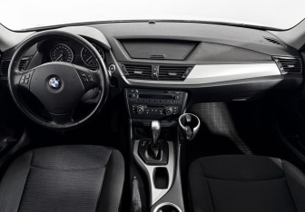 Подержанный автомобиль BMW X1 2014 года (14 фото)