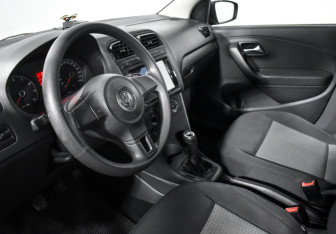 Подержанный автомобиль Volkswagen Polo Sedan 2011 года (9 фото)