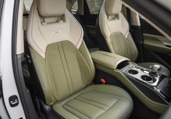Подержанный автомобиль Hongqi HS3 2024 года (27 фото)