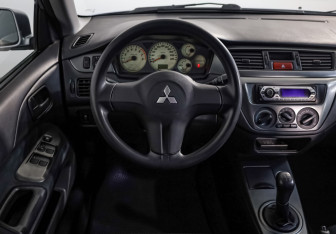 Подержанный автомобиль Mitsubishi Lancer Sedan 2006 года (10 фото)