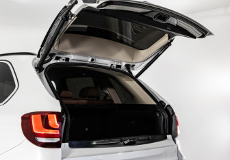 Подержанный автомобиль BMW X5 2015 года (32 фото)