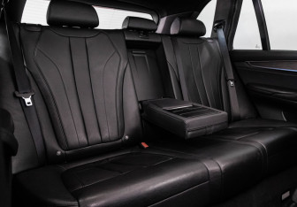 Подержанный автомобиль BMW X5 2016 года (23 фото)