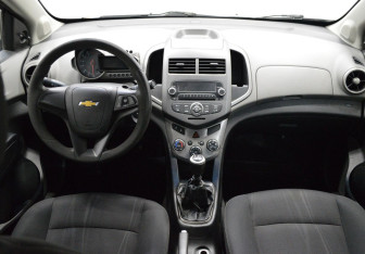 Подержанный автомобиль Chevrolet Aveo Sedan 2012 года (14 фото)